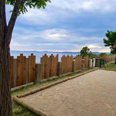 Bungalow De 2 Chambres A Raphael A 50 M De La Plage Avec Vue Sur La Mer Piscine Partagee Et Terrasse * Saint-Raphael (Var)
